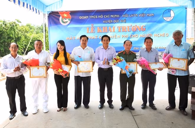 UBND huyện Đức Huệ trao hoa và thư cảm ơn đến với Báo CAND và những nhà hảo tâm
