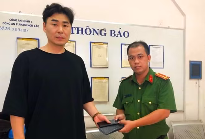 Du khách nhận lại tài sản sau vài giờ bị cướp
