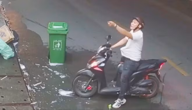 Người đàn ông này bỏ đi sau đó quay lại tông xe vào cửa cuốn quán trà sữa
