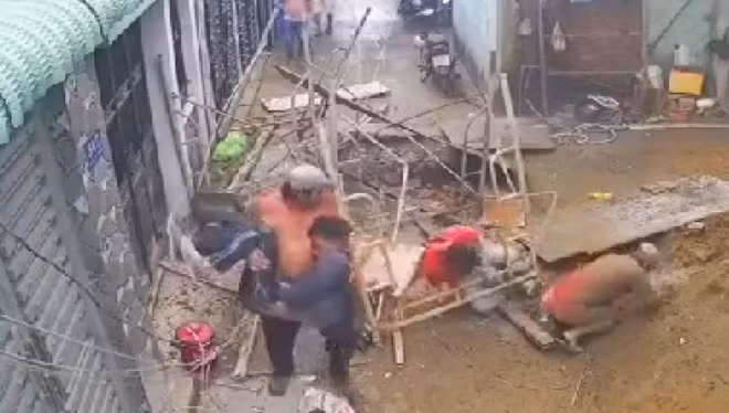 Nhiều người dân đã đưa các công nhân ra ngoài