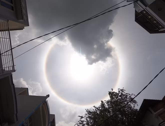 Tại TP Hồ Chí Minh do trời chuyển mưa nên quầng mặt trời bị mây đen che phủ một vài vị trí