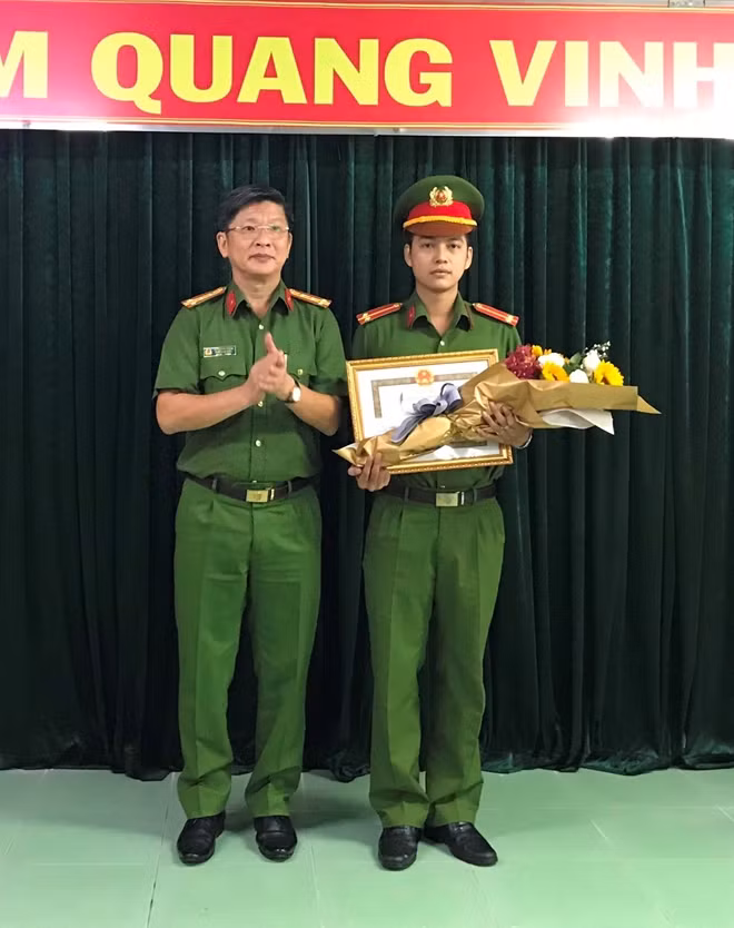 Trung úy Huy nhận giấy khen từ UBND quận 1