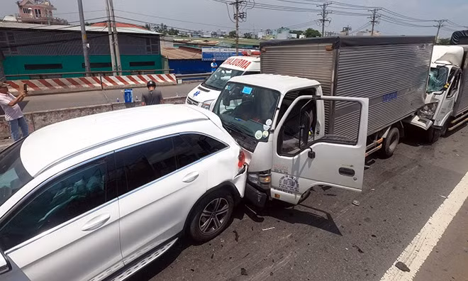 11 phương tiện bị hư hỏng phần đầu và đuôi sau va chạm