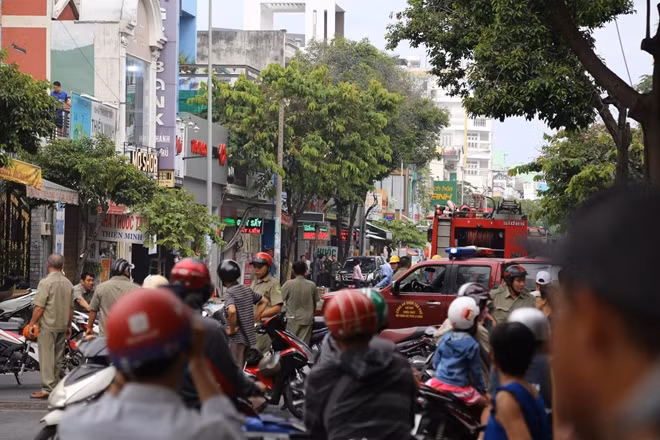 Nhiều người dân hiếu kỳ vây quanh hiện trường vụ cướp