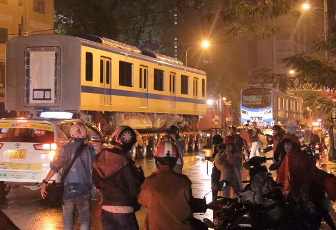 Những hình ảnh này sẽ xuất hiện liên tục bởi còn rất nhiều chuyến tàu chở các toa metro số 1 đang về TP Hồ Chí Minh