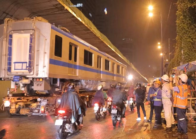 Một số người đứng canh nhiều giờ chờ đoàn tàu di chuyển qua