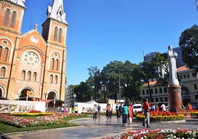 Sắc Xuân trước Nhà thờ Đức Bà