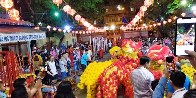 Những chú Lân sặc sỡ kèm theo tiếng trống rộn ràng khiến trẻ em và người lớn thích thú
