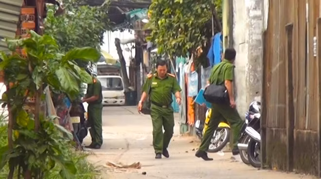 Công an khám nghiệm hiện trường vụ án