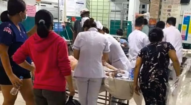 Hai cháu bé được sơ cứu và chuyển vào Nhi Đồng 1 chữa trị với vết phỏng gần như toàn thân.