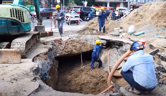 Công nhân đang khắc phục "hố tử thần" giữa giao lộ