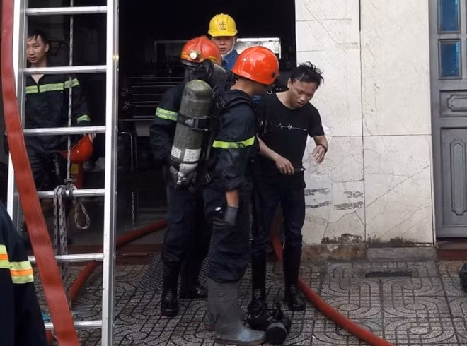 Một trong 2 nạn nhân được đưa ra khỏi đám cháy