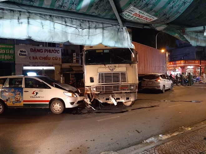 Hiện trường vụ va chạm khiến 3 phương tiện hư hỏng