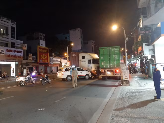 Nguyên nhân bước đầu được xác định là xe đầu kéo mất lái.