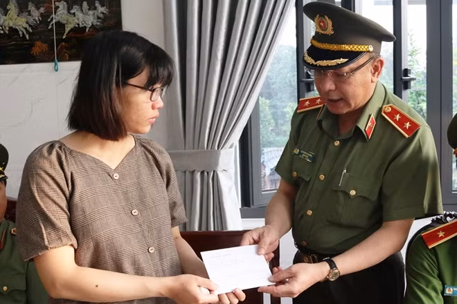 Trung tướng Lê Đông Phong, Giám đốc CATP động viên tinh thần gia đình thượng úy Nhân