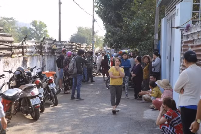 Người dân bàng hoàng về vụ cháy.