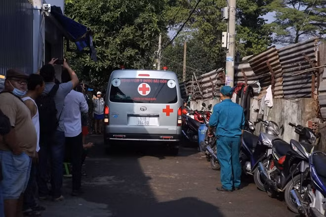 Xe cứu thương tiếp cận hiện trường.