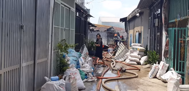 Các tổ công tác triển khai dập lửa