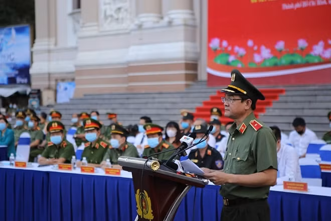 Thiếu tướng Lê Hồng Nam, Giám đốc Công an TP Hồ Chí Minh phát biểu tại buổi ra quân.