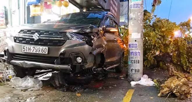 Phần đầu xe 7 chỗ bị hư hỏng