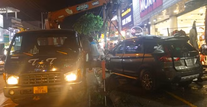 Đến tối cùng ngày xe 7 chỗ được đưa ra khỏi hiện trường