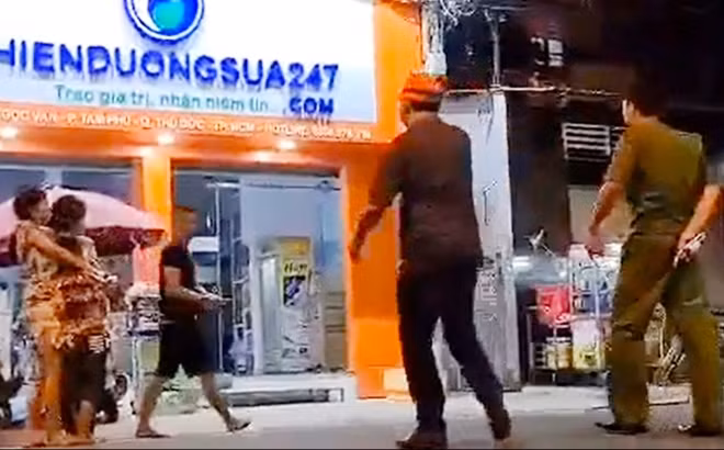 Sau gần 1 giờ khống chế 3 người, Thái buông dao và bị các tổ công tác khống chế
