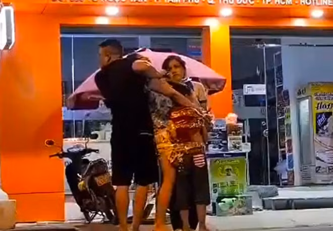 Thái cầm hung khí khống chế trói 3 người trong cửa hàng sữa