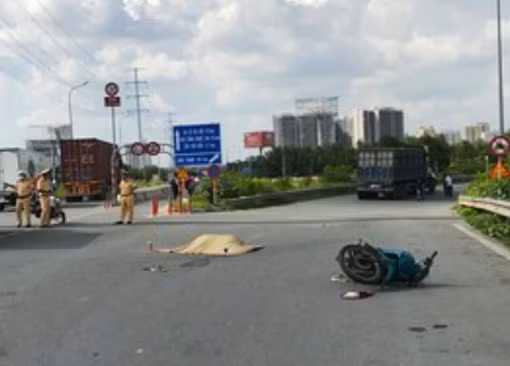 Bị xe đầu kéo tông tử vong khi vừa rời khỏi đám tang
