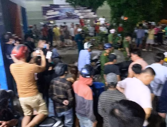 Người dân hiếu kỳ theo dõi vụ việc