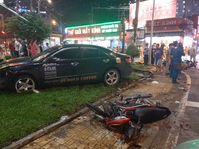 Chiếc Camry sau khi gây tai nạn đã lao lên vỉa hè tông vào trụ điện