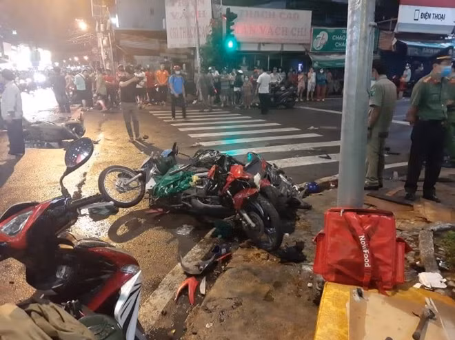 Nhiều nhân chứng cho hay, trước khi lao vào dòng người, xe Camry đã va chạm với một xe gắn máy của người chạy Grab