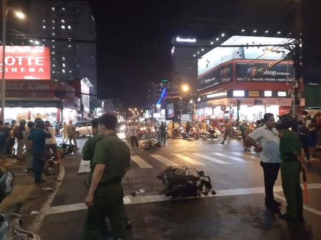 Công an quận Bình Thạnh phong tỏa hiện trường để điều tra