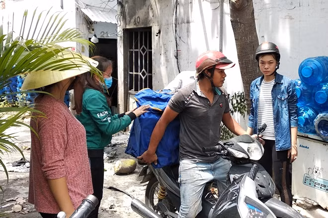 Người thân đưa những vật còn sót lại của chị Dứng ra khỏi hiện trường