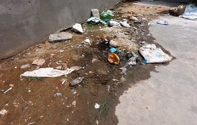 Vị trí nghi can móc đất để đắp trước cửa phòng trọ chị Dứng