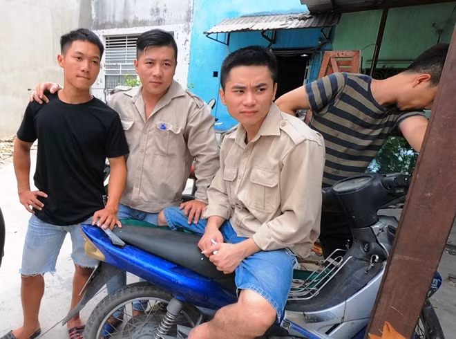 Tùng (áo đen) và những người trong xóm là những người đầu tiên tham gia chữa cháy