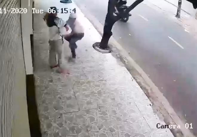 Sơn thực hiện hành vi cướp giật giỏ xách chị V