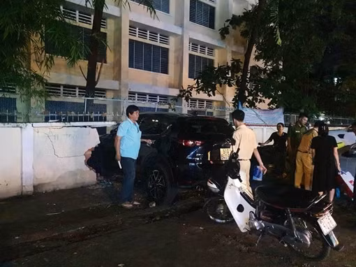 Đạp nhầm chân ga, nữ tài xế tông sập tường rào trường tiểu học