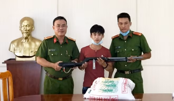 Nhiều loại súng tự chế cũng được người dân đem đến giao nộp
