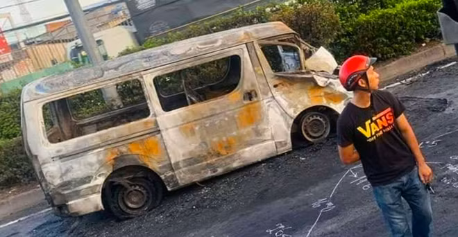 Xe gắn máy và xe ô tô bốc cháy sau khi 2 nhóm đối tượng tháo chạy tông vào đuôi xe đầu kéo