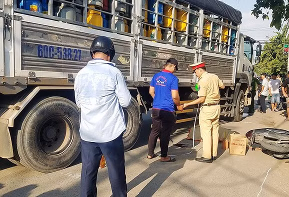 Cảnh sát giao thông Công an quận Bình Tân khám nghiệm hiện trường vụ tai nạn