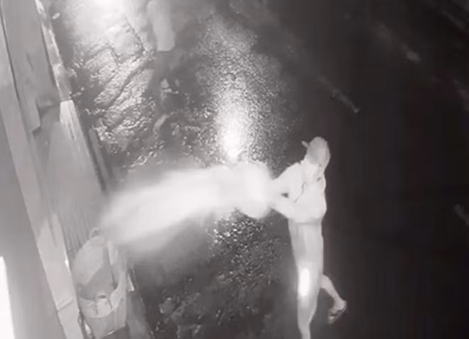 Hình ảnh đối tượng tạt sơn nhà ông L bị camera ghi lại