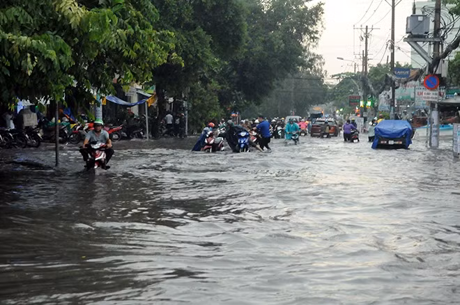 Người dân lưu thông trên đường gặp khó