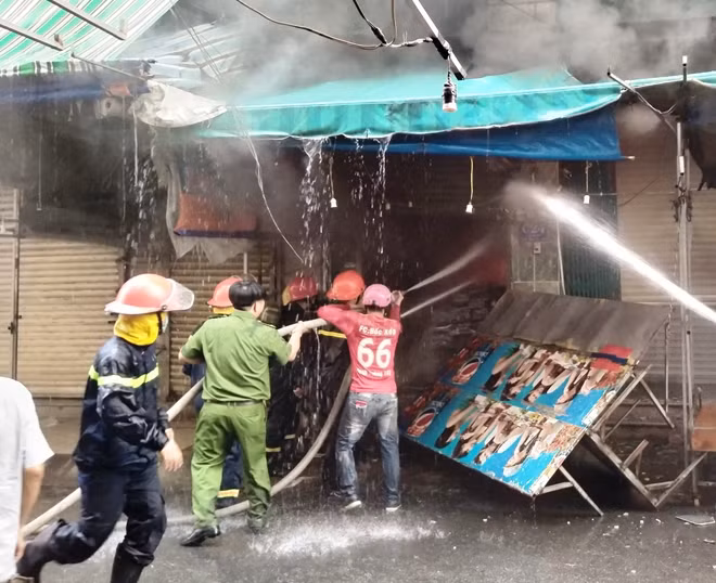 Bên trong chứa nhiều vật liệu dễ cháy nên nguy cơ đám cháy lan rộng và gây ảnh hưởng đến chợ Hạnh Thông Tây