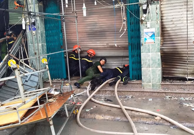 Cảnh sát PCCC tiếp cận căn nhà bị cháy