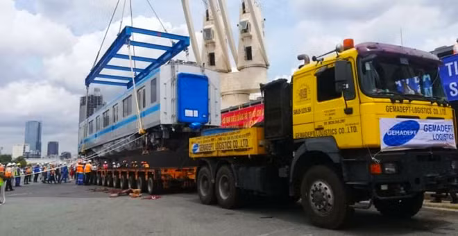 Để vận chuyển những toa tàu này về depot Long Bình (quận 9), Ban Quản lý đường sắt đô thị TP HCM (MAUR) phải ký hợp đồng với nhà thầu phụ Công ty CP Gemadept để đảm bảo an toàn khi vận chuyển bằng đường bộ.
