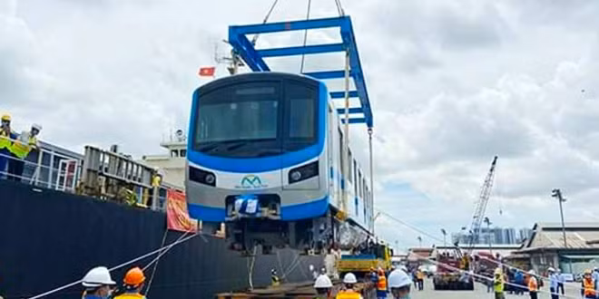 Đơn vị này phải sử dụng xe tải siêu trường, siêu trọng sản xuất từ Đức được ghép nối 12 trục với tổng chiều dài 32 m. Đặc biệt, chiếc lớn nhất có tới 110 bánh, hai xe còn lại mỗi chiếc 106 bánh.