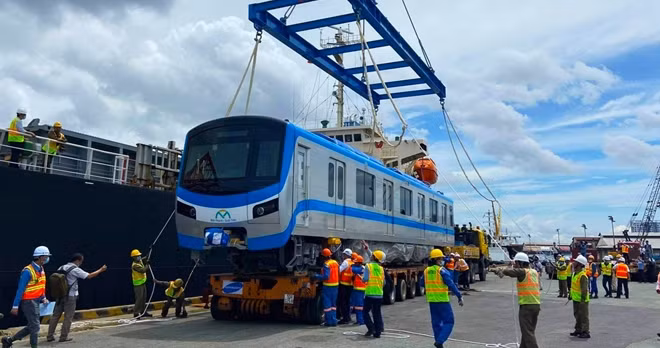 Chiếc xe siêu trường, siêu trọng có hệ thống thủy lực giúp giữ cân bằng ngay cả khi đi vào những đoạn đường khó, nhiều ổ gà hoặc khi xe cua gấp. Các bánh xe đều được điều khiển bẻ lái để trợ giúp tài xế tiến hoặc lùi dễ dàng hơn khi vào cua.