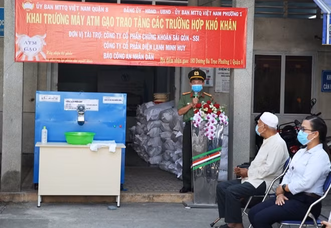 Đại tá Trần Kim Thẩm, Phó Cục trưởng Cục Truyền thông CAND, Phó Tổng biên tập Báo Công an nhân dân phát biểu tại buổi bàn giao máy ATM gạo cho UBND phường 1, quận 8.