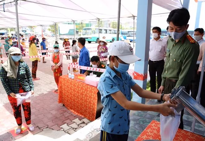 Đa phần bà con tìm đến ATM "gạo" là người bán vé số, lao động tay chân và công nhân trong khu công nghiệp.