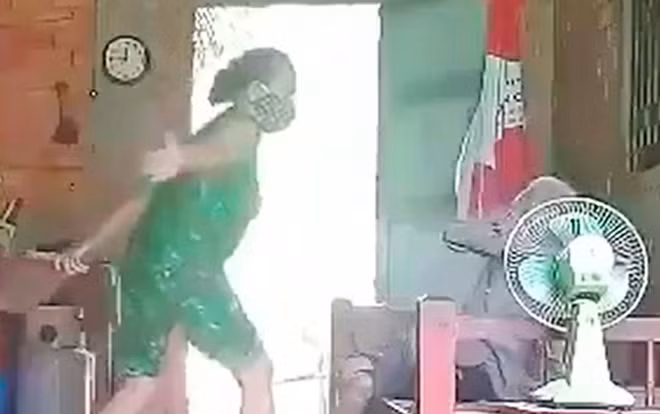 Hình ảnh người phụ nữ hành hạ cụ bà 82 tuổi khiến người dân phẫn nộ